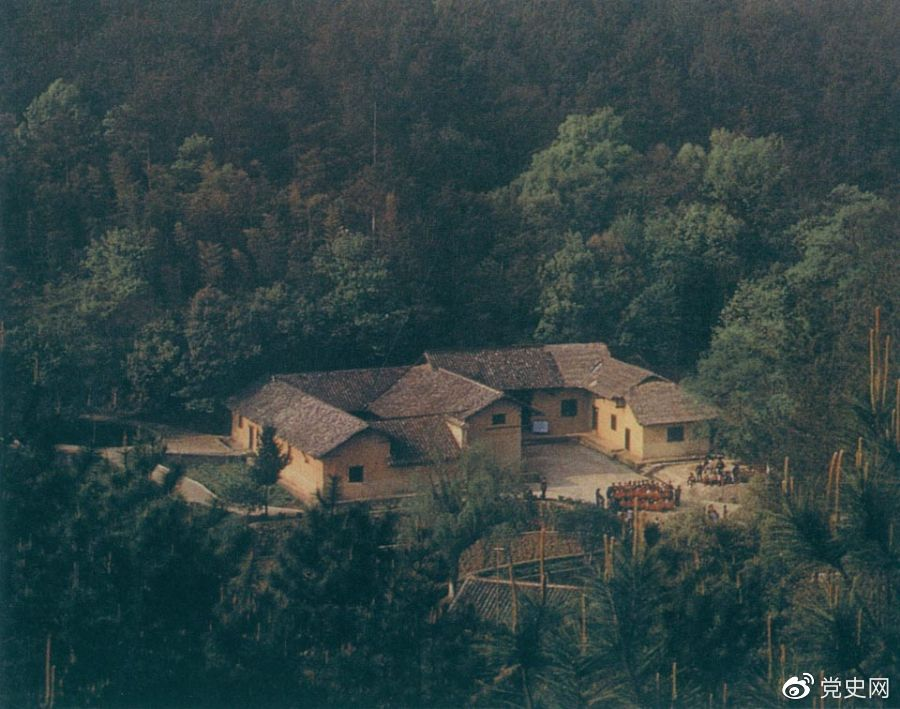 毛澤東故居——湖南省湘潭縣韶山?jīng)_上屋場(chǎng)。1893年12月26日，毛澤東在這里誕生。